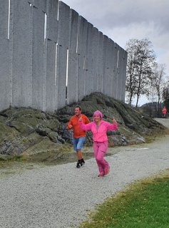 Anne Karin Derås Haveland med begge tomlane i været etter vel halvgått løp